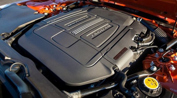 Максимална мощност: 592 конски сили

Jaguar винаги е била британска марка, която излъчва сексапил и мощ, с ревящи нотки на изгорелите газове, които биха могли да накарат американските muscle автомобили да хвърлят завистливи погледи. През 2009 г. AJ133 V-8 дебютира на красивия Jaguar XF и оттогава намира място в някои от най-емблематичните модели Jaguar и Land Rover.

Jaguar AJ133 е изцяло алуминиев двигател с двоен горен разпределителен вал. Той е възхваляван през цялото си съществуване като невероятно усъвършенствано задвижване и поради красивия тътен, който произвежда. С компресор, поставен отгоре, този V8 двигател е и невероятно мощен.
